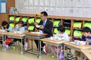 片貝小学校で生徒と給食を食べる宮崎市長の画像