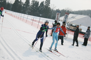 女子リレーの中継の画像