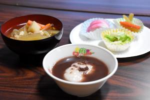 試食会で振る舞われた雑煮・おしるこ・総菜の画像