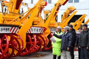 除雪車の説明を受ける宮崎市長の画像