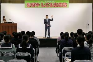 中学生の前で挨拶をする宮崎市長の画像