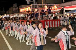 おぢやまつりで盆踊りを踊る参加者の画像