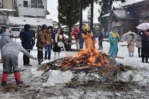 二荒神社さいの神でおおぜいの人でにぎわっている様子の画像