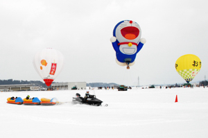 雪上を走るスノーとレインの画像