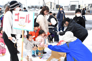 幼児レースのゴール会場で景品をもらう子どもたちの画像