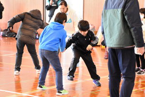 レクリエーションで体を動かす子どもたちの画像