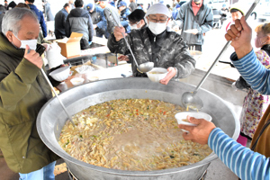 大きな鍋で豚汁を作っている画像