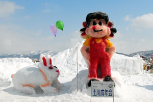 ペコちゃんとうさぎの雪像の画像