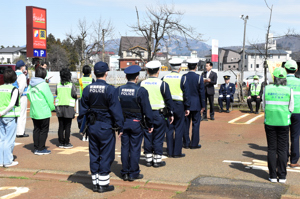 春の交通安全運動出発式であいさつをする宮崎市長の画像