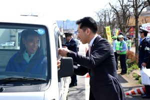 交通安全運動の街頭啓発をする宮崎市長の画像