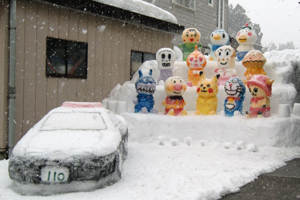 会場までの道路沿い民家に作られた雪像の画像