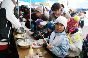 餅をもらう子どもの画像