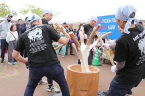 開場の前で東山五人杵搗き餅が披露されている画像