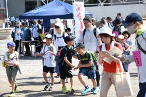 総合体育館を出発する子どもたちの画像