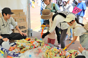 お菓子のすくい取りに挑戦する子どもたちの画像