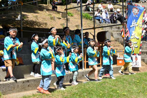 闘牛の歌を披露する東山小学校の児童の画像