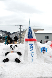 スカイツリーとパンダの雪像の画像