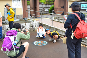 錦鯉の里のポケふたと記念撮影をする男の子の画像