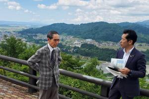 山本山の市内を見渡せる場所で説明する宮崎市長の画像