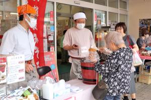 おばあさんが味噌詰め放題をしている画像