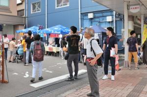 大光銀行前の駐車場にたくさんのお店が並び、来場者が列を作っている画像