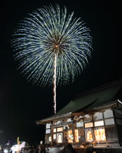 妙高寺と打上花火の画像