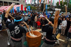 東山杵つき餅保存会による餅つきの画像