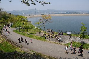 山本山調整池の脇を歩く参加者の画像