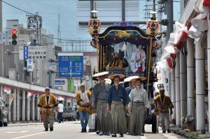 巫女爺奉納行列で伝統の装束を着て歩く宮崎市長の画像