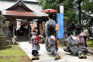 二荒神社の境内で豊年獅子舞を披露している画像