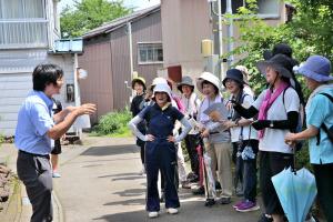 学芸員のユーモアあふれる解説で笑う参加者の画像