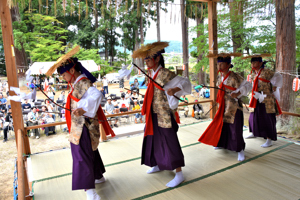 弓舞を披露する小学生の画像