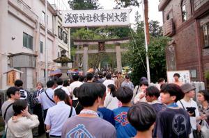 浅原神社の入り口にたくさんの人が集まっている画像