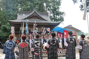 浅原神社で木遣りを奉納する片貝若連合のみなさんの画像