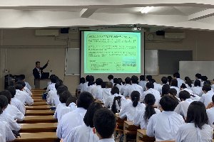 小千谷西高校で講話をする宮崎市長の画像