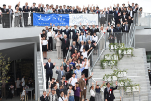 テープカットに参加した市民のみなさんとの集合写真の画像