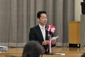 総合支援学校創立10周年記念式典で祝辞を述べる宮崎市長の画像