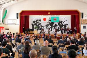 おそろいの衣装で和太鼓の演奏発表をする吉谷小学校の児童の画像