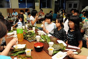 おいしそうにちまきを食べる子どもたちの画像