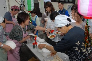 焼きそばの屋台に並ぶ来場者の画像