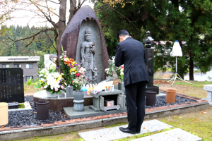 塩谷の慰霊碑に献花をする宮崎市長の画像