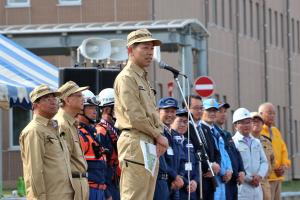 総合防災訓練の閉会式で挨拶をする宮崎市長の画像