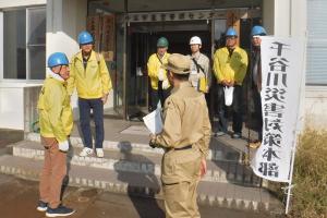 千谷川地域の一時避難場所で住民と話をする宮崎市長の画像