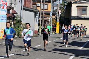 片貝町内を走り抜ける駅伝走者のみなさんの画像