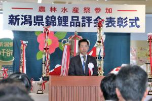 錦鯉品評会の表彰式で挨拶をする宮崎市長の画像