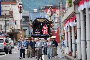 引かれている巫子爺屋台の画像