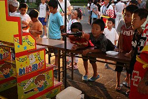 岩沢夜店（射的）をする子供の画像