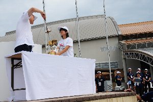 谷井市長からリレー走者へ火が移される画像