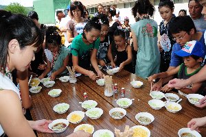 振舞われたそばを食べる来場者の画像