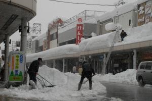 商店街の雪下ろしの画像